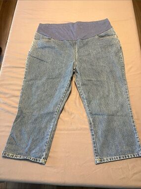 Maternity Crop Denim Capris with Stretch Waist - Blue
